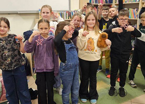 uczniowie podczas świątecznych warsztatów