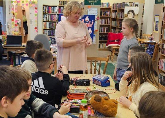 uczniowie podczas świątecznych warsztatów