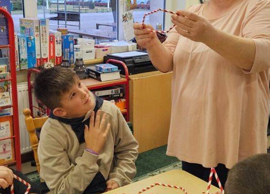 uczniowie podczas świątecznych warsztatów