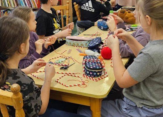 uczniowie podczas świątecznych warsztatów