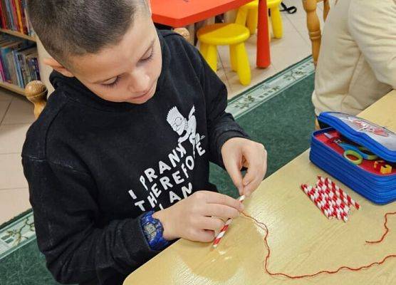 uczniowie podczas świątecznych warsztatów