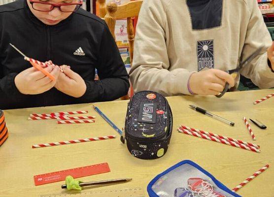 uczniowie podczas świątecznych warsztatów