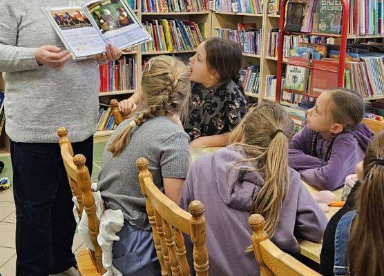 uczniowie podczas świątecznych warsztatów