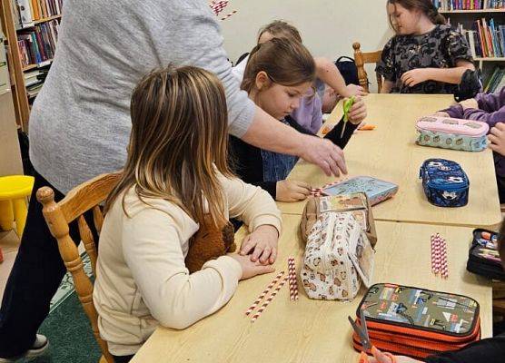 uczniowie podczas świątecznych warsztatów