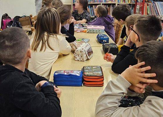 uczniowie podczas świątecznych warsztatów