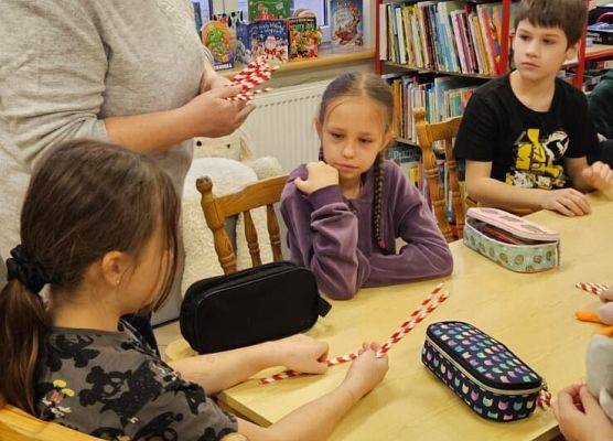 uczniowie podczas świątecznych warsztatów
