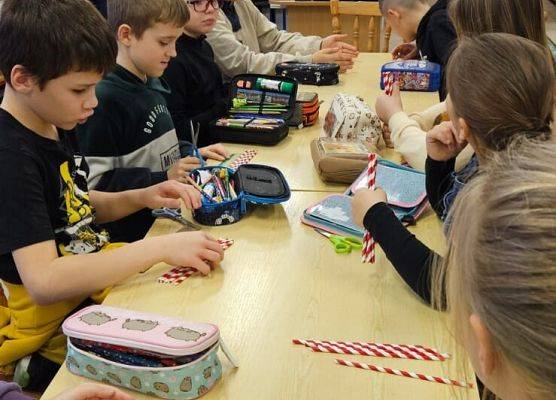 uczniowie podczas świątecznych warsztatów