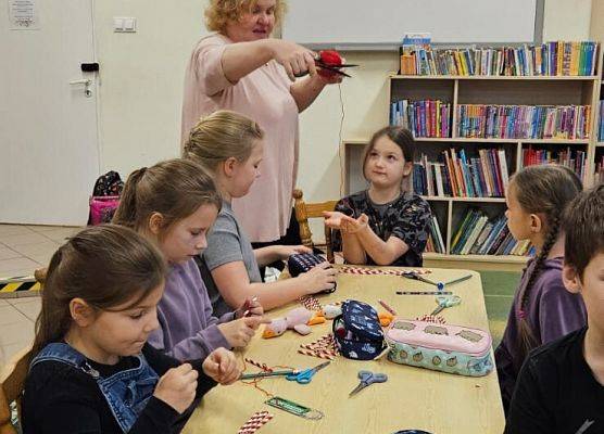 uczniowie podczas świątecznych warsztatów