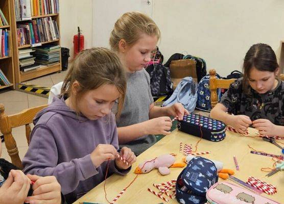 uczniowie podczas świątecznych warsztatów