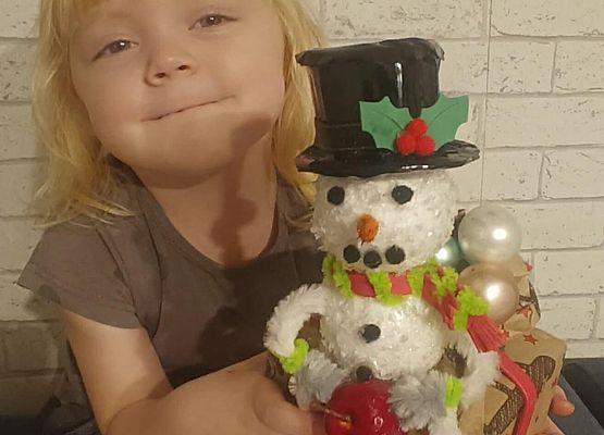 uczennica prezentuje swoją świąteczną pracę