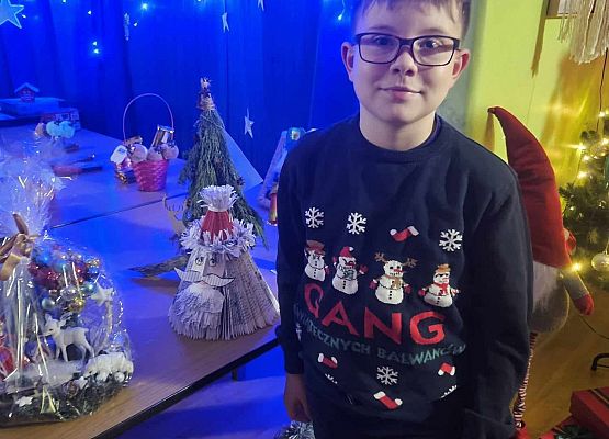 uczeń ogląda prace uczestników konkursu