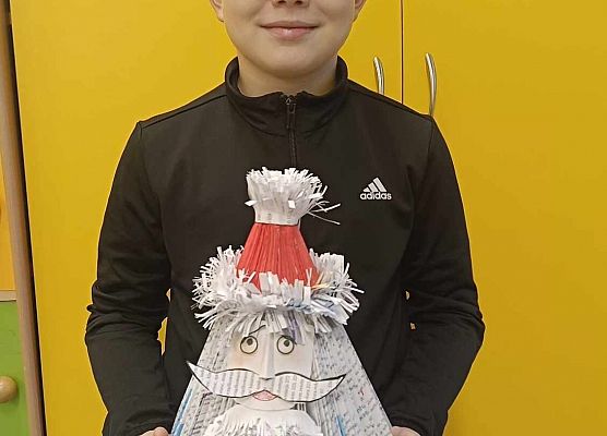 uczeń prezentuje swoją świąteczną pracę