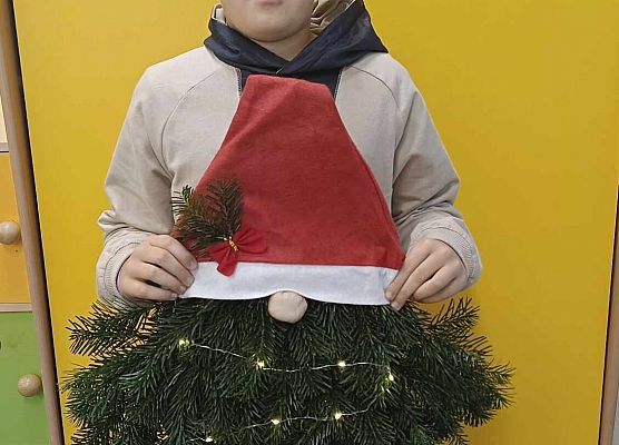 uczeń prezentuje swoją świąteczną pracę