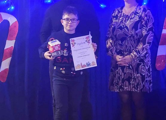 uczeń prezentuje otrzymany dyplom