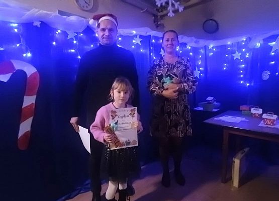 uczennica odbiera nagrodę