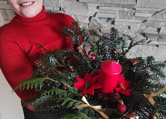 uczennica prezentuje swoją świąteczną pracę