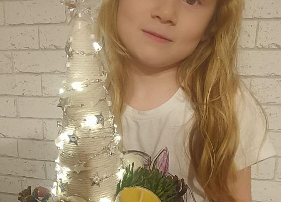 uczennica prezentuje swoją świąteczną pracę