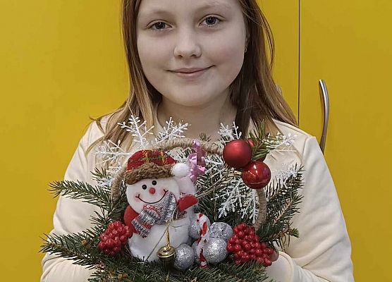 uczennica prezentuje swoją świąteczną pracę