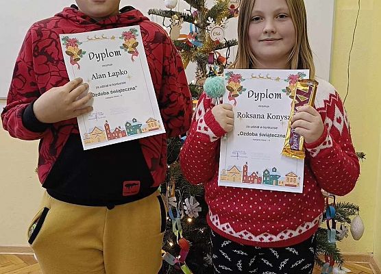 uczniowie prezentują otrzymane dyplomy