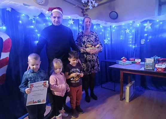 uczniowie z dyplomami