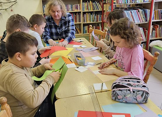 uczniowie wykonują ozdoby
