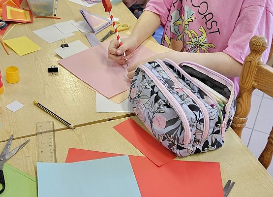 uczennice wykonują papierowe ozdoby świąteczne