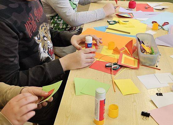 uczniowie sklejają ozdoby świąteczne