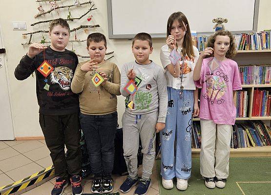 uczniowie prezentują swoje prace