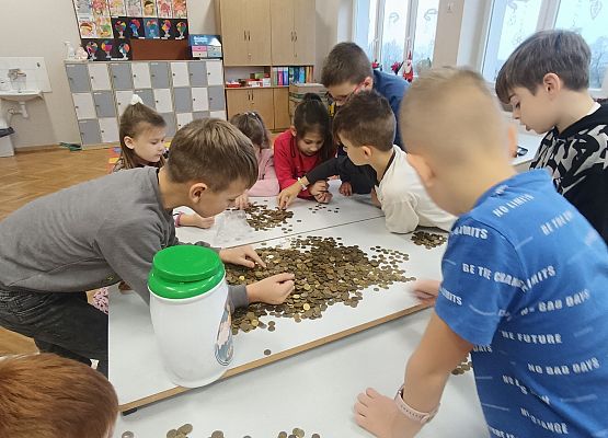 uczniowie liczą pieniądze