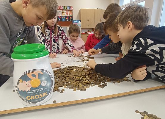 uczniowie liczą pieniądze