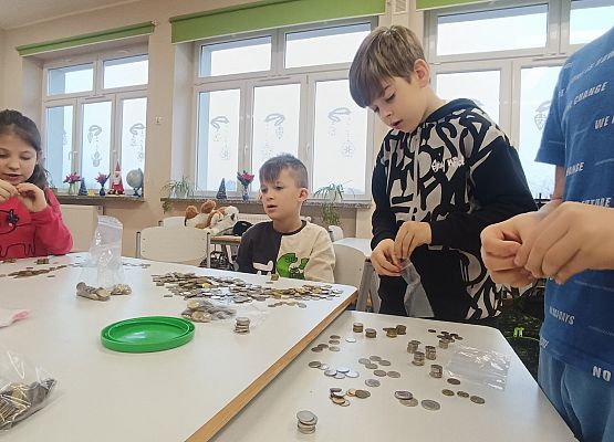 uczniowie liczą pieniądze