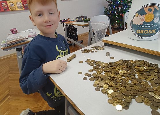 uczniowie liczą pieniądze