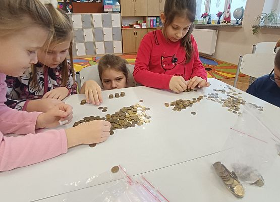 uczniowie liczą pieniądze