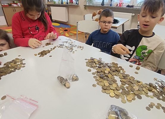 uczniowie liczą pieniądze