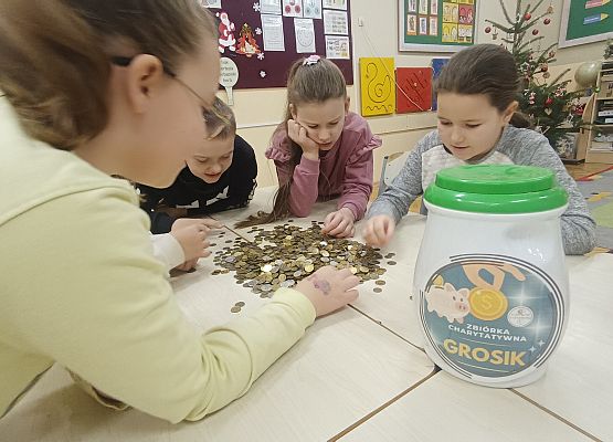 uczniowie liczą pieniądze