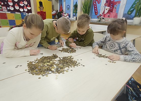 uczniowie liczą pieniądze