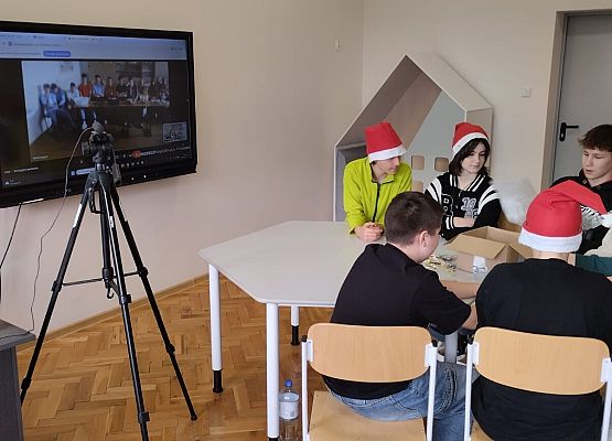 uczniowie podczas lekcji online