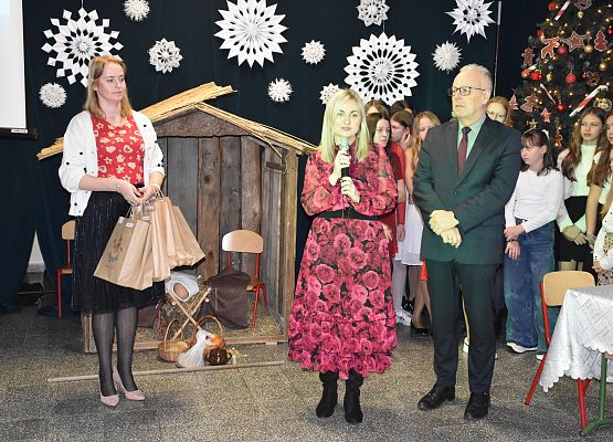 nauczycielka ogłasza wyniki konkursu