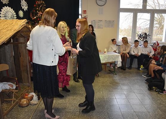 uczennica odbiera nagrodę