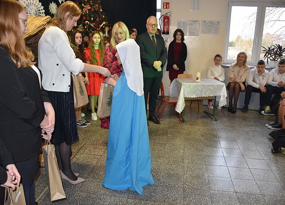 uczennica odbiera nagrodę