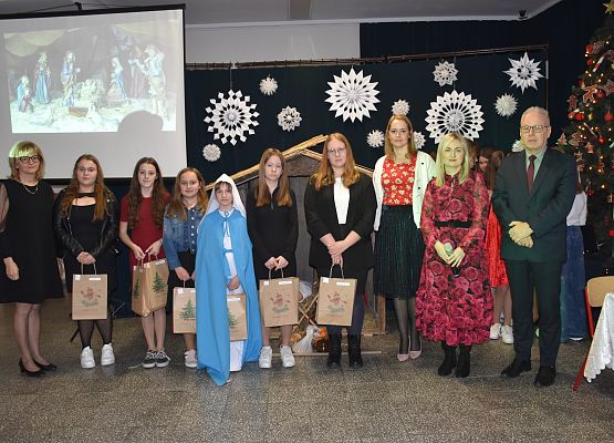 wspólne zdjęcie uczestników konkursu z nauczycielami i dyrekcją