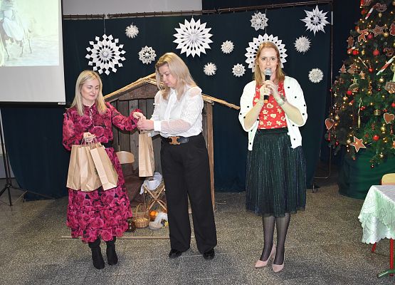 nauczycielka ogłasza wyniki konkursu