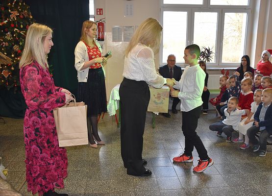 uczeń odbiera nagrodę