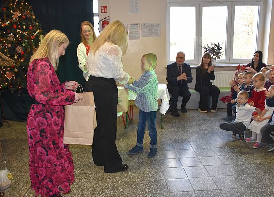 uczeń odbiera nagrodę