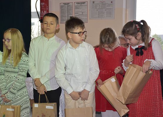 uczniowie oglądają otrzymane nagrody