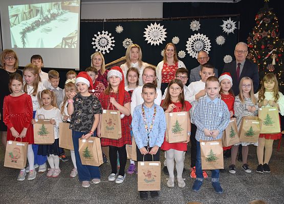 zdjęcie grupowe uczestników konkursu z nauczycielami i dyrekcją
