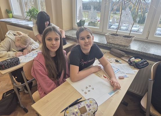 uczniowie pracują w grupie