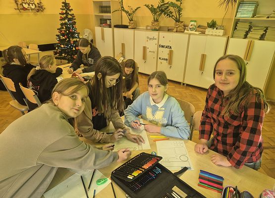 uczniowie pracują w grupie