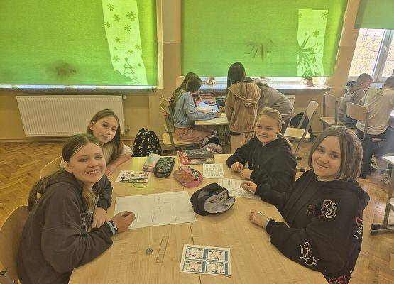 uczniowie pracują w grupie