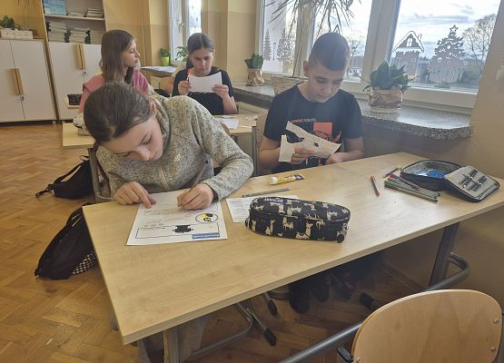 uczniowie pracują w grupie